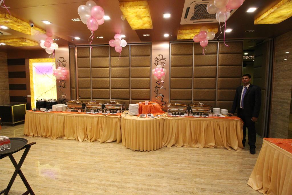 Hotel Golden Grand Delhi  Eksteriør billede